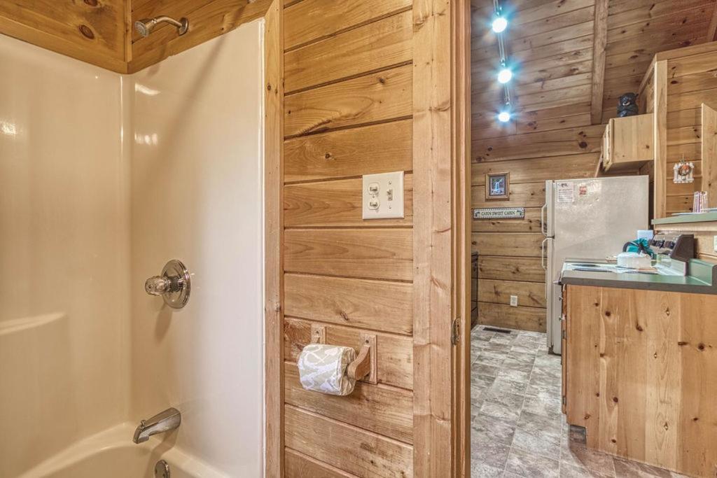 Mountain Eden, Hot Tub, Resort Pool, Wifi, 1089 Free Tickets Each Paid Day, Dollywood And More Гатлинбург Экстерьер фото