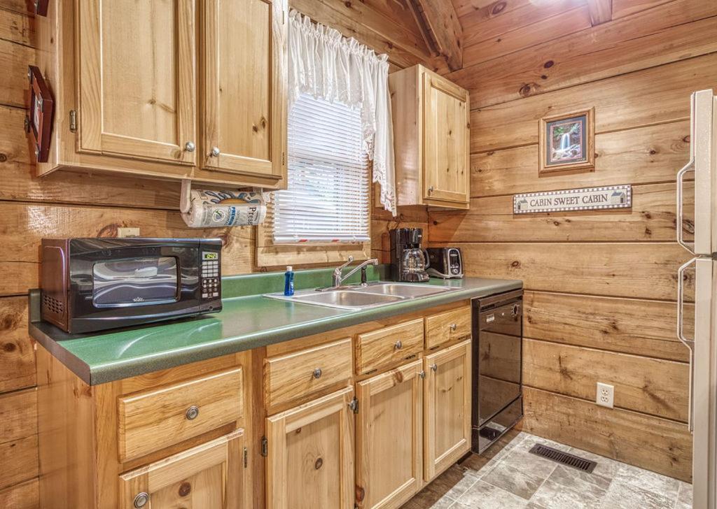 Mountain Eden, Hot Tub, Resort Pool, Wifi, 1089 Free Tickets Each Paid Day, Dollywood And More Гатлинбург Экстерьер фото